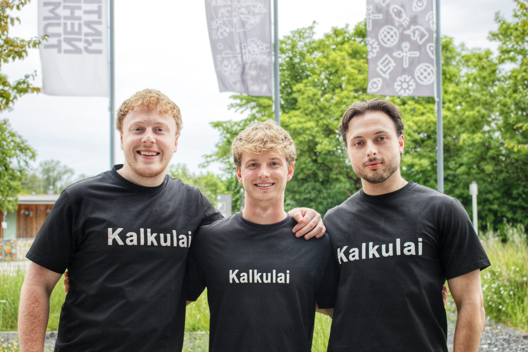 Das Gründerteam von KalkulAI: Paul Jones, Felix Magiera und Leon Prothmann vor dem UnternehmerTUM in München